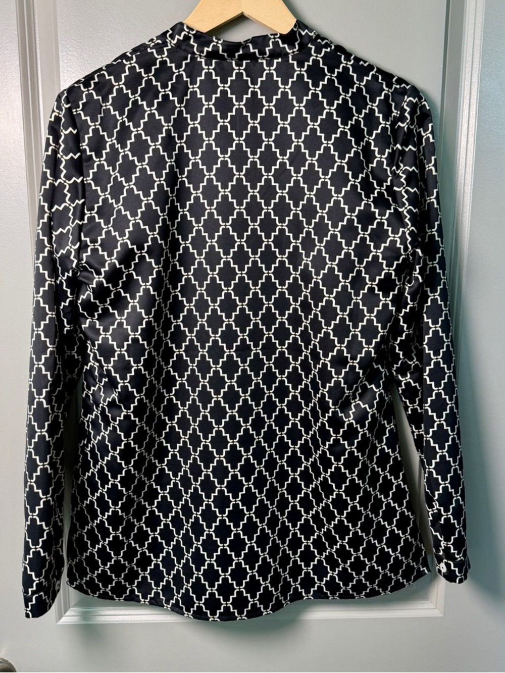 Brooks Brothers “346” Satin Geo Print Blouse Preppy | Black & White | Size 8 - Picture 4 of 7